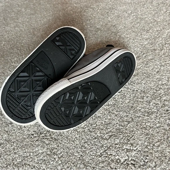Toddler converse sneakers. Size 6, like new condition. - Picture 2 of 5